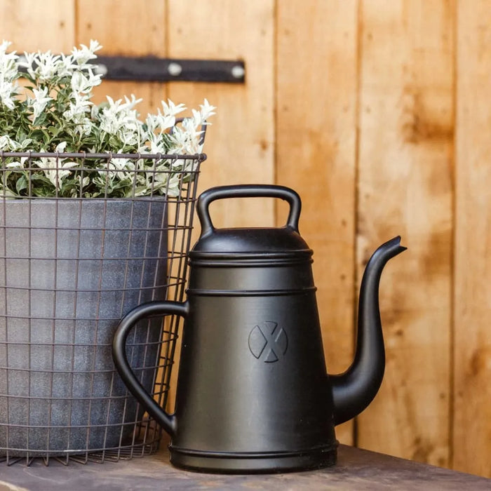 Watering Can 'Xala Lungo' in Black 12 L - Little and Giant Explorers Capi