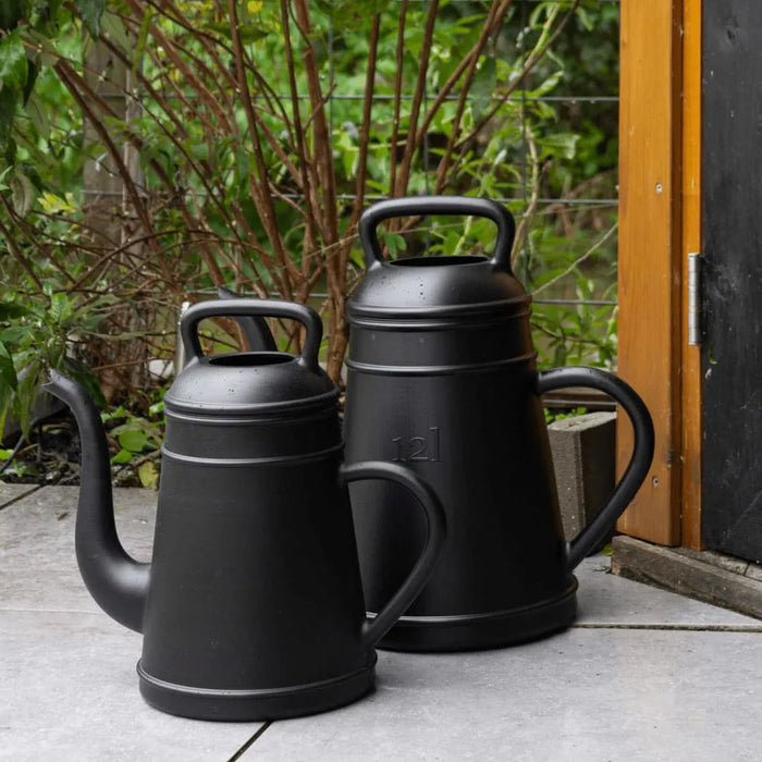 Watering Can 'Xala Lungo' in Black 12 L - Little and Giant Explorers Capi